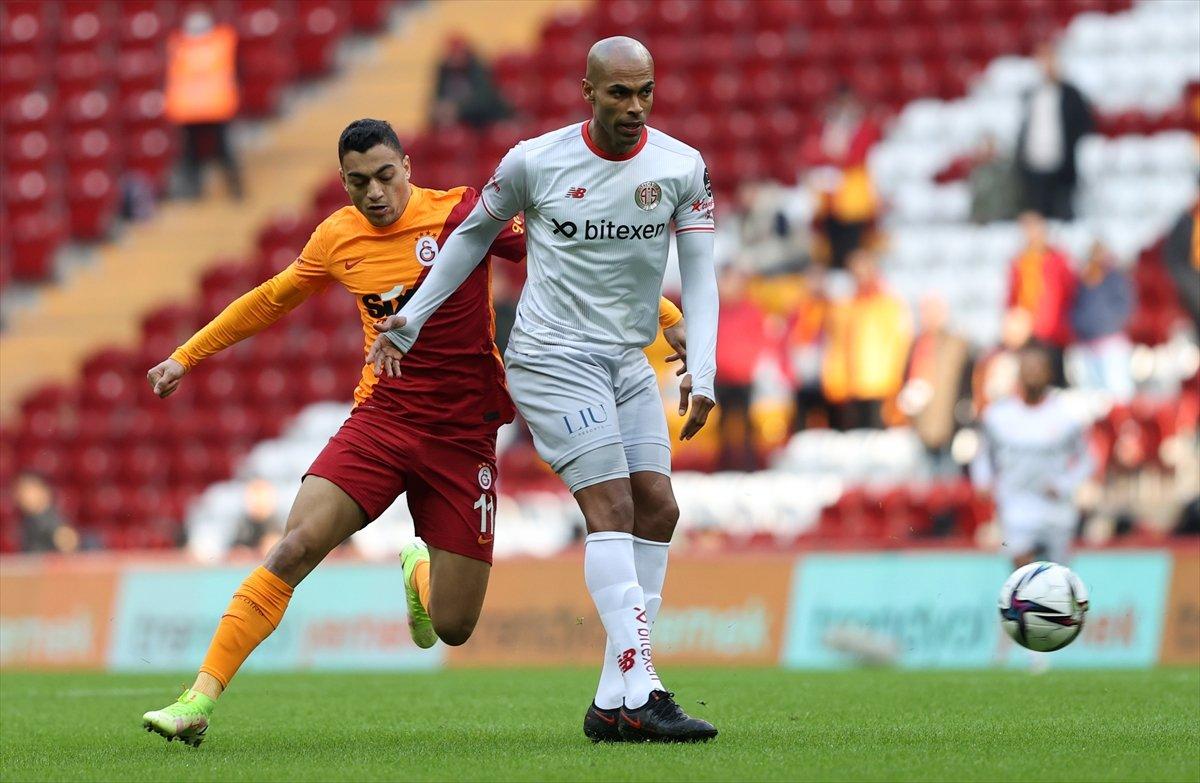 Galatasaray, Antalyaspor'u 2 golle mağlup etti