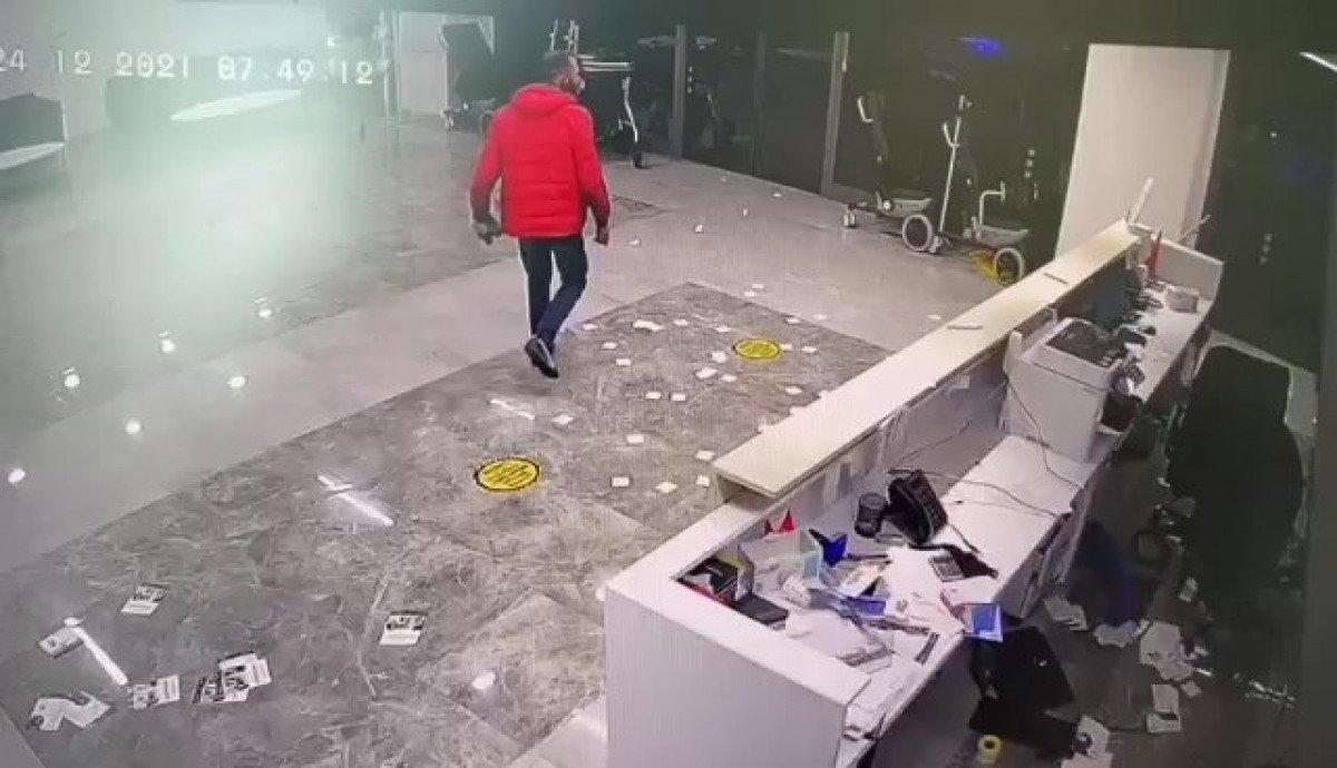 Sultangazi'de taşla girdiği hastanede ortalığı dağıttı