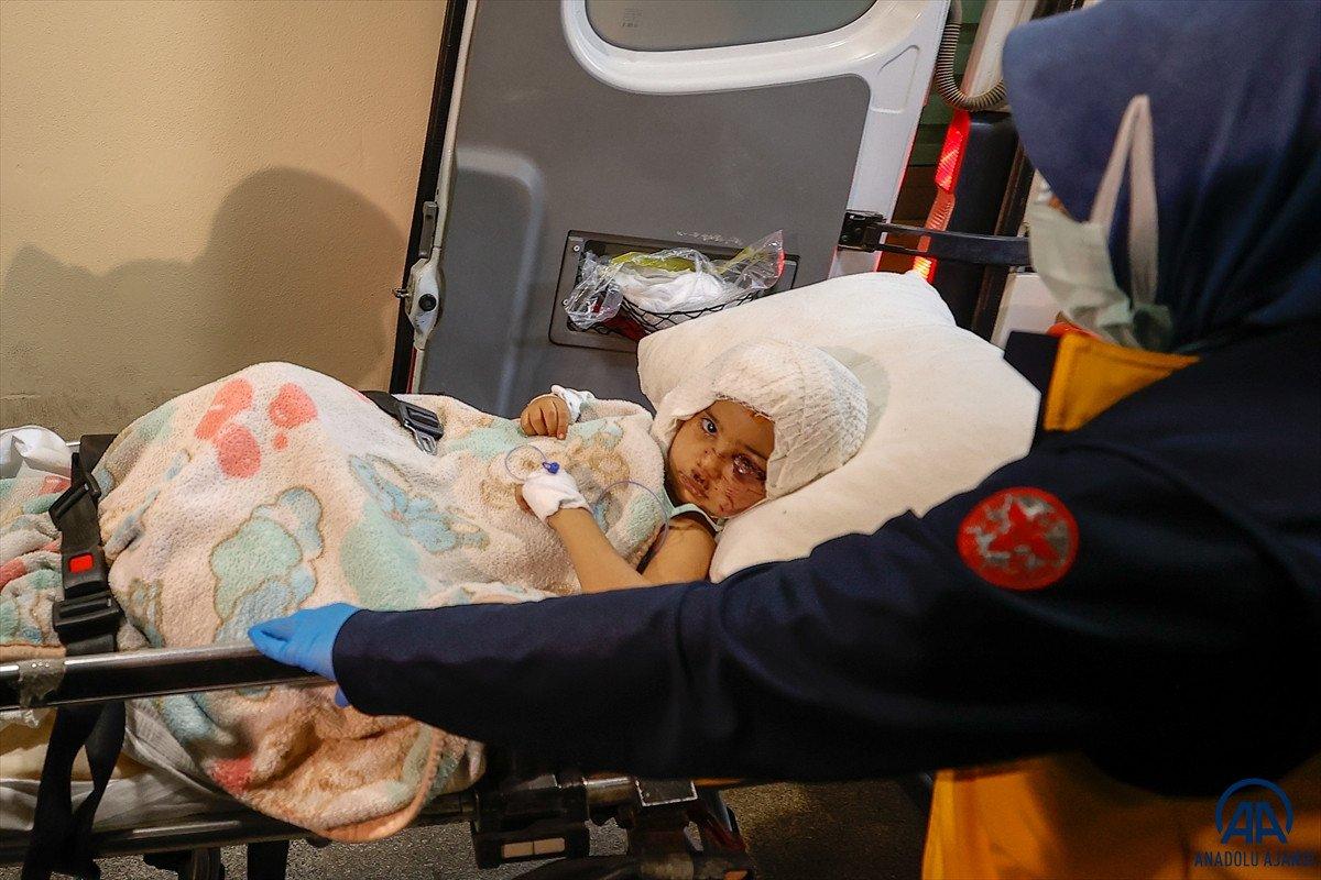 Gaziantep'te iki pitbull cinsi köpeğin saldırdığı çocuk Antalya'ya getirildi