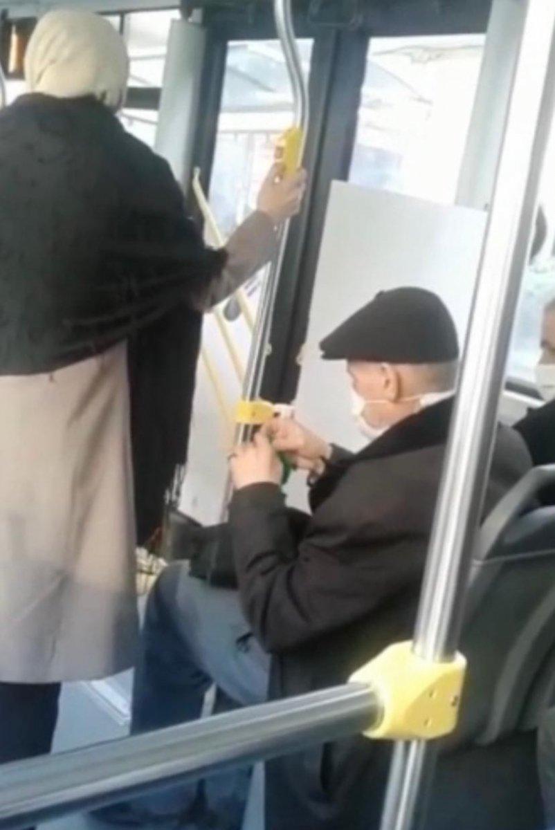 Bursa'daki yaşlı adam, otobüste el işi yaptı