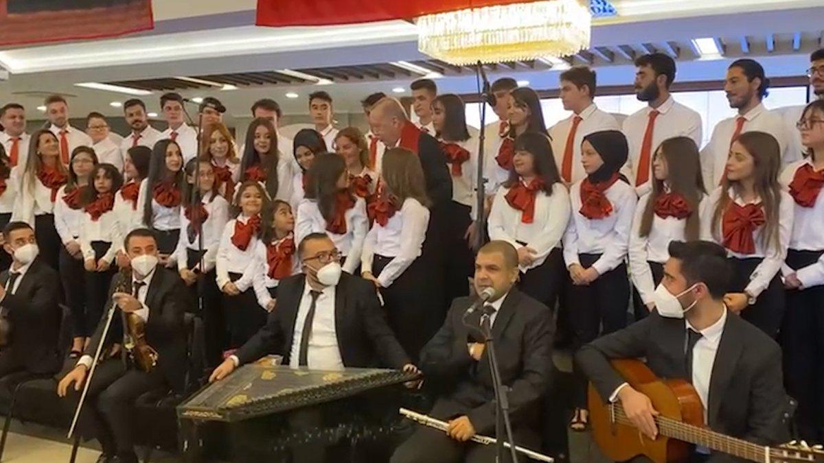 Cumhurbaşkanı Erdoğan, koro ekibiyle şarkı söyledi