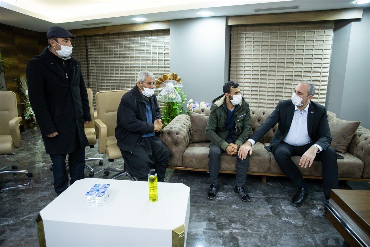 Adalet Bakanı Abdulhamit Gül, pitbull köpeklerin saldırdığı Asiye'nin babası ile görüştü