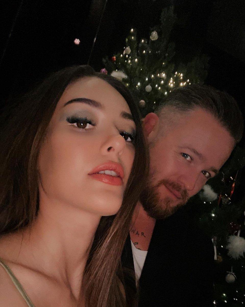 Dilan Çiçek Deniz’den yeni yıl pozları