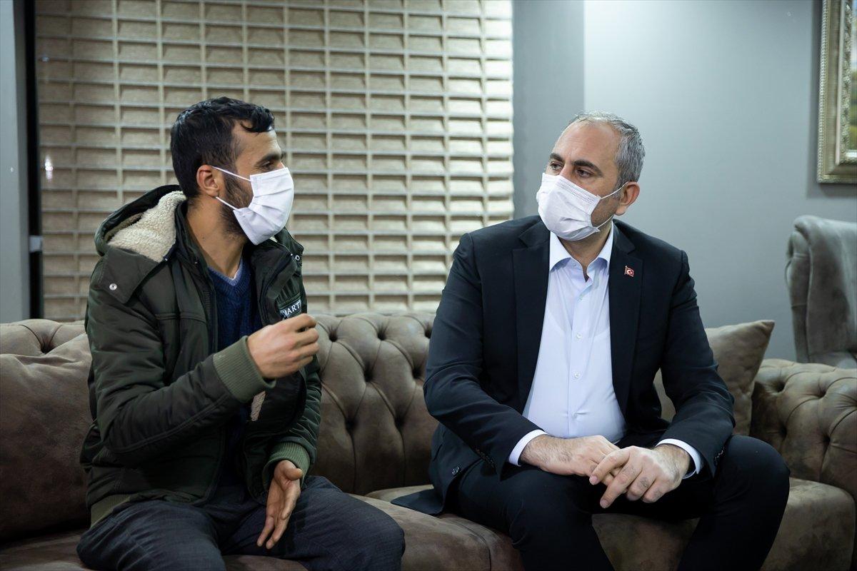 Adalet Bakanı Abdulhamit Gül, pitbull köpeklerin saldırdığı Asiye'nin babası ile görüştü