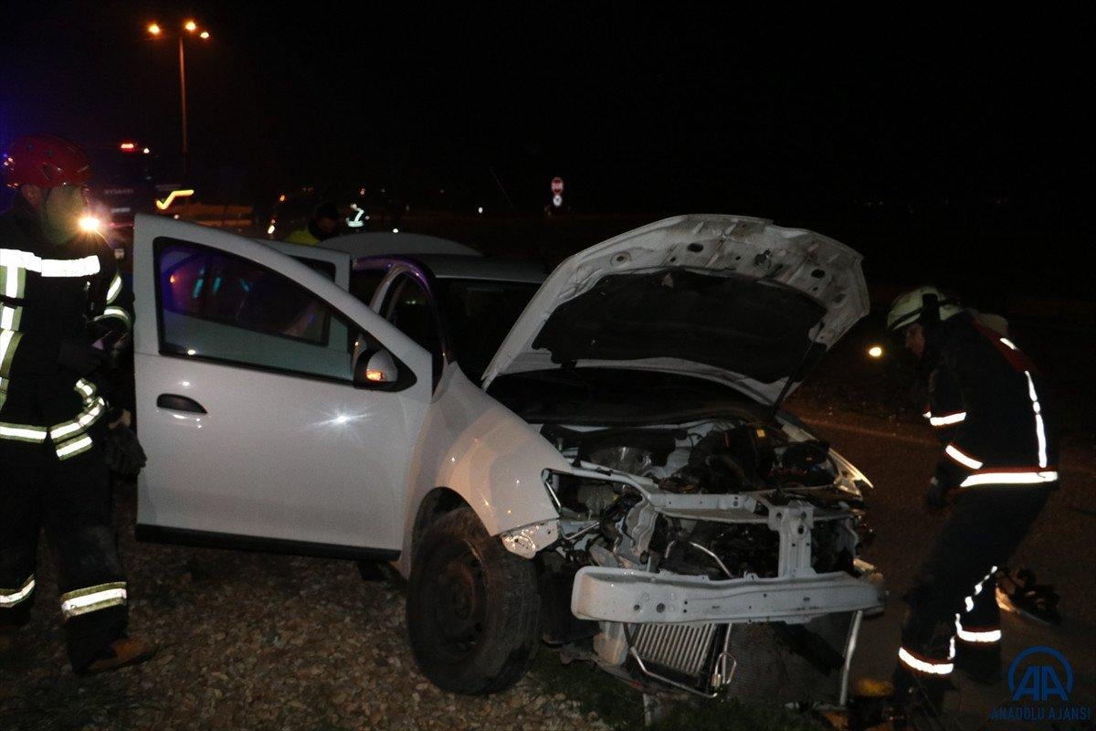 Manisa'da 2 otomobil çarpıştı: 8 yaralı