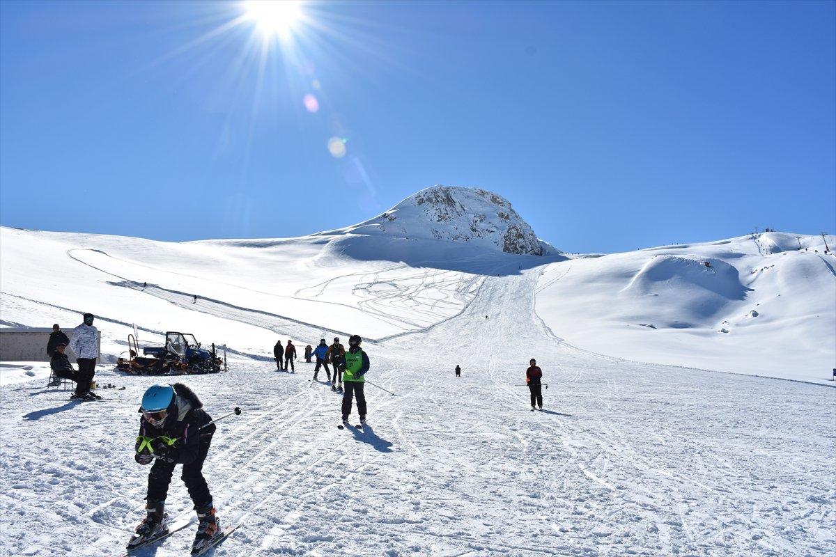 Hakkari'de kayak sezonu başladı