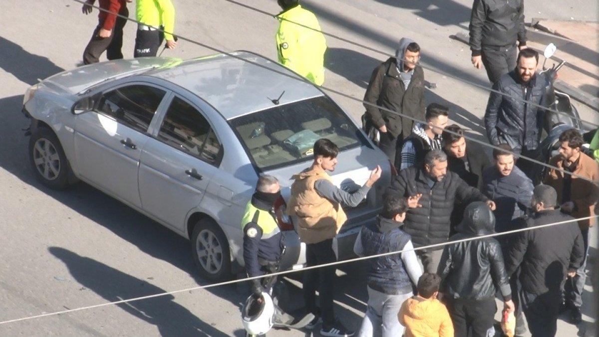 Şanlıurfa’da kaza sonrasında taraflar, birbirlerine saldırdı