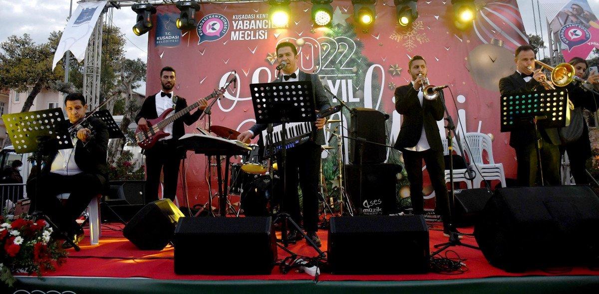 Kuşadası'nda yaşayan yabancılar Noel'i kutladı