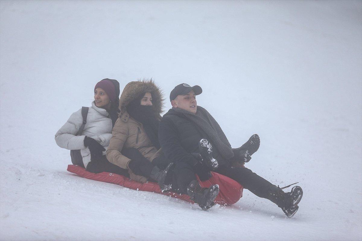 Uludağ'ın pistlerinde yoğunluk yaşanıyor