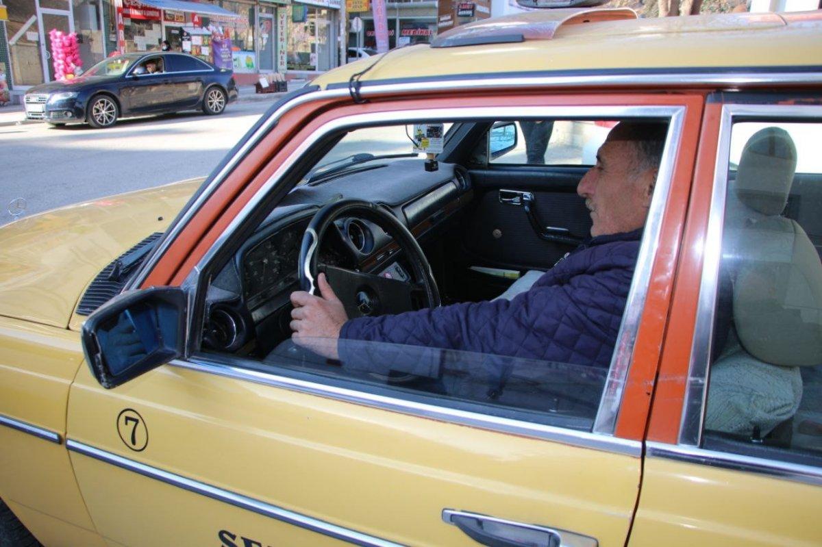 Elazığ'da taksici müşterilerine nostaljik anlar yaşatıyor