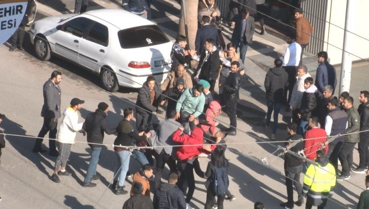 Şanlıurfa’da kaza sonrasında taraflar, birbirlerine saldırdı