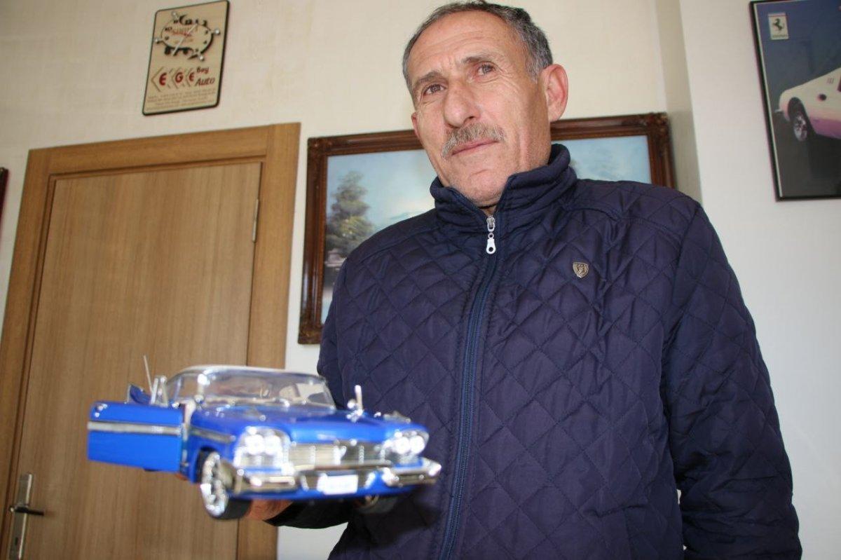 Elazığ'da taksici müşterilerine nostaljik anlar yaşatıyor