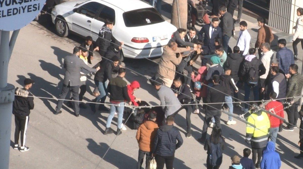 Şanlıurfa’da kaza sonrasında taraflar, birbirlerine saldırdı