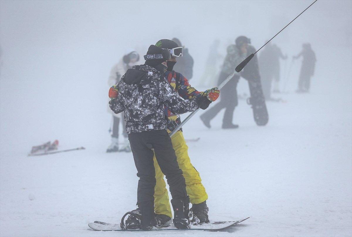 Uludağ'ın pistlerinde yoğunluk yaşanıyor