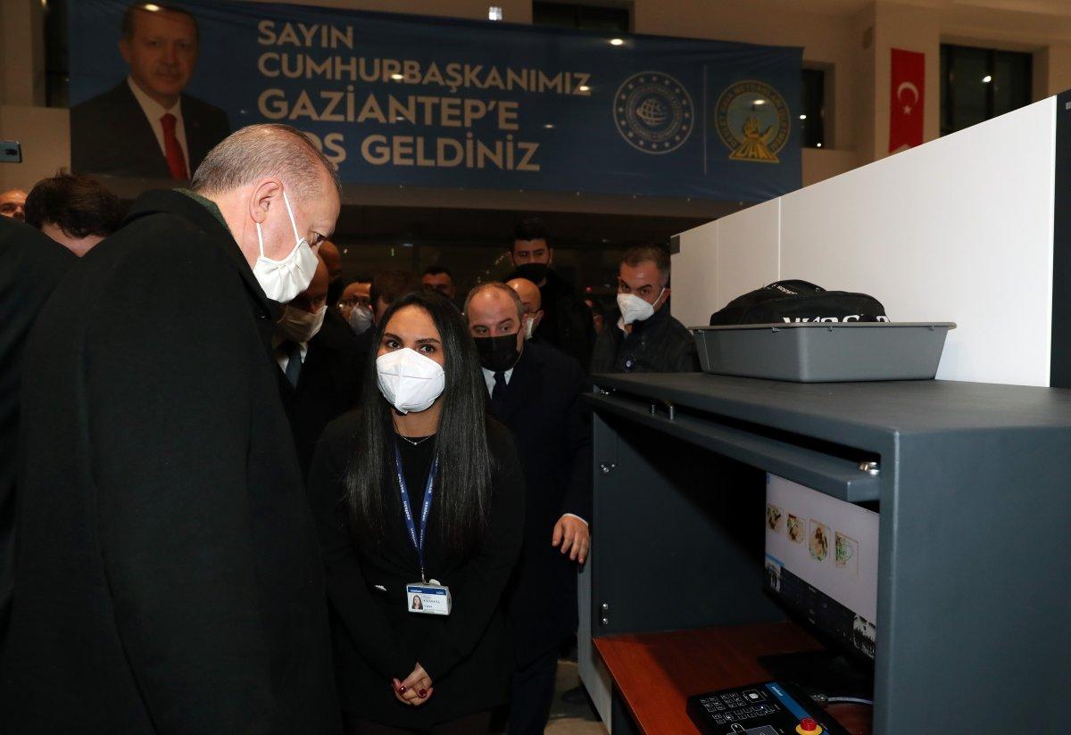 Cumhurbaşkanı Erdoğan, yerli X-ray cihazını Gaziantep’te inceledi