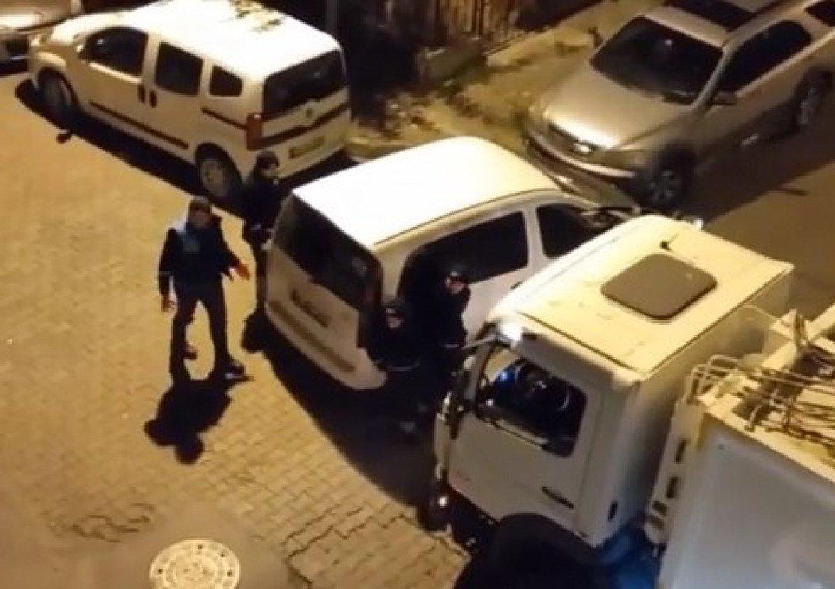 Güngören’de belediye işçileri, hatalı park eden aracı iterek yolu açtı