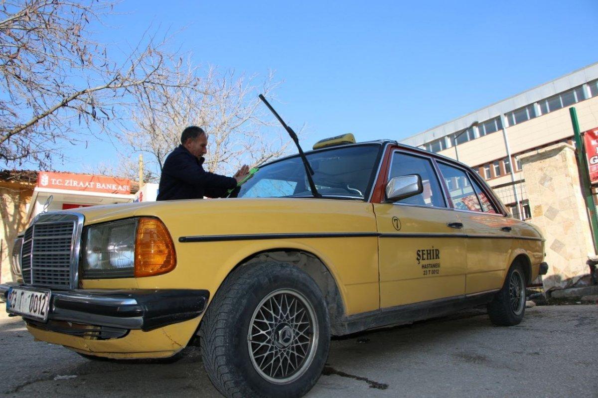 Elazığ'da taksici müşterilerine nostaljik anlar yaşatıyor