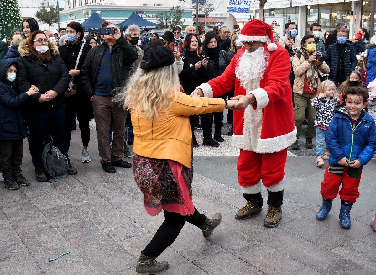 Kuşadası'nda yaşayan yabancılar Noel'i kutladı