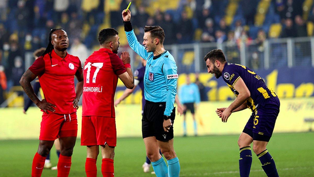 Hakem, sağlık görevlisine sarı kart gösterdi