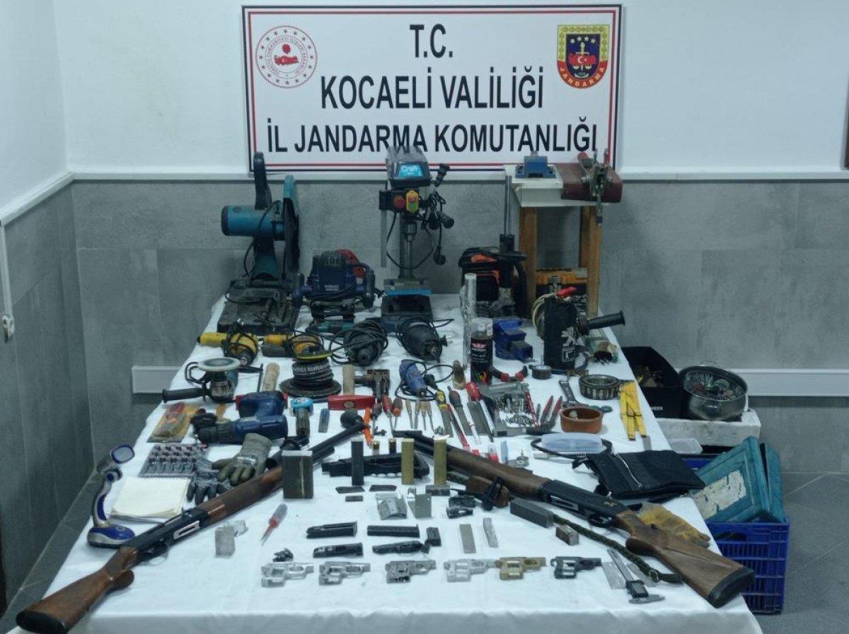 Kocaeli'de ormanlık alandaki barakada kumar oynarken yakalandılar