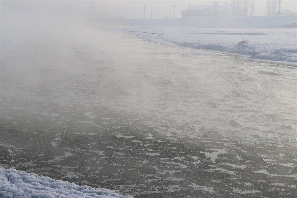 Ağrı'da dışarı çıkanların kirpikleri kırağı tuttu