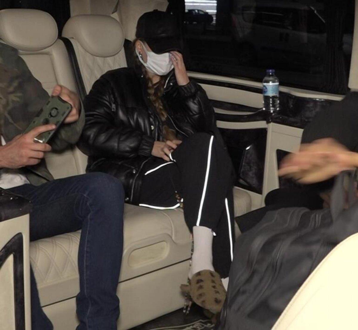 Serenay Sarıkaya terlikleriyle Adana'dan döndü