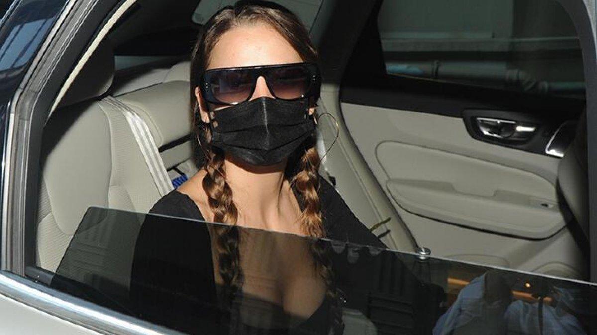 Serenay Sarıkaya terlikleriyle Adana'dan döndü