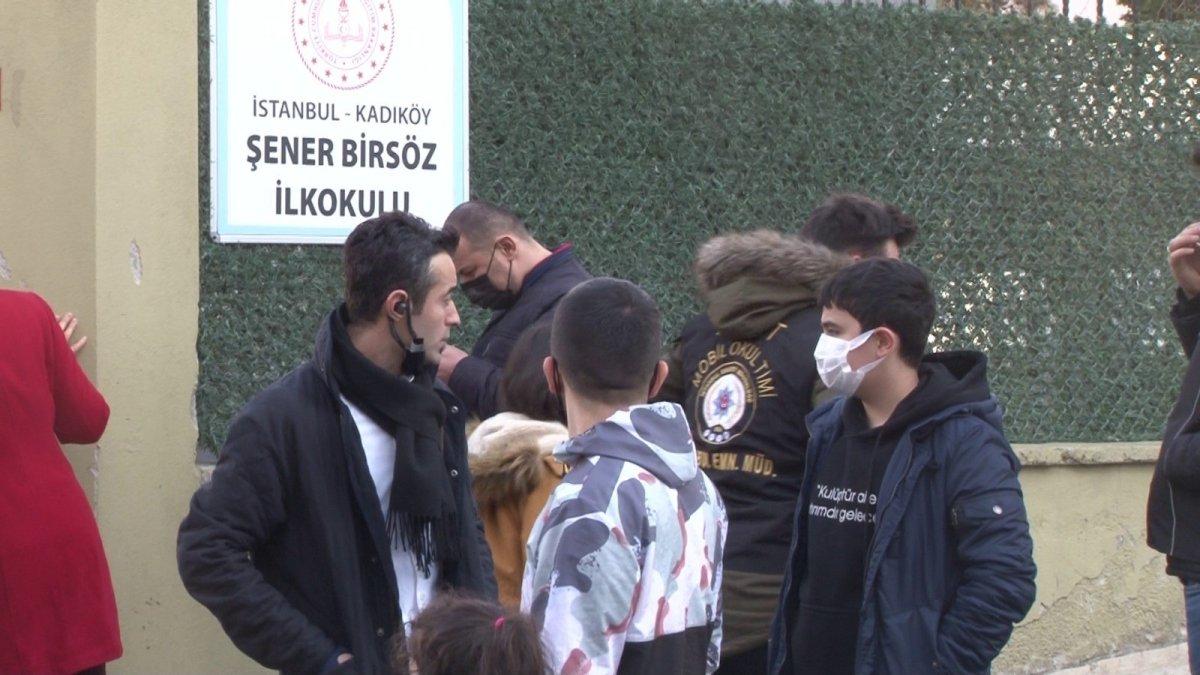 Kadıköy'deki ilkokul müdürü, öğrencileri darbetti