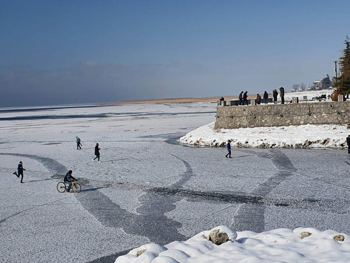 Konya'da buz tutan gölde bisiklet sürdüler