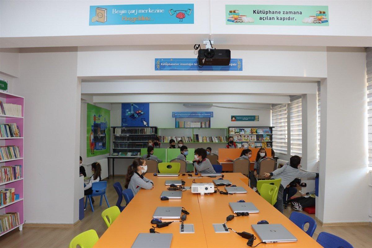 Rize Valisi Kemal Çeber, 24 okul kütüphanesinin açılışına katıldı