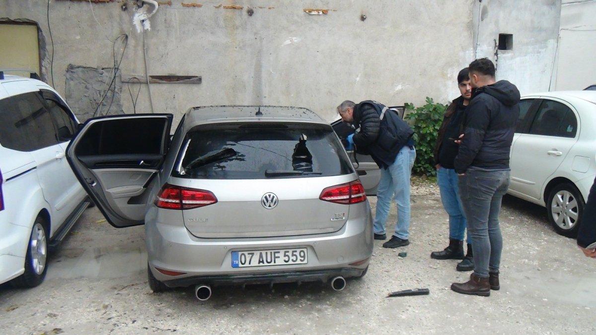 Antalya'da park halindeki aracı parçaladılar