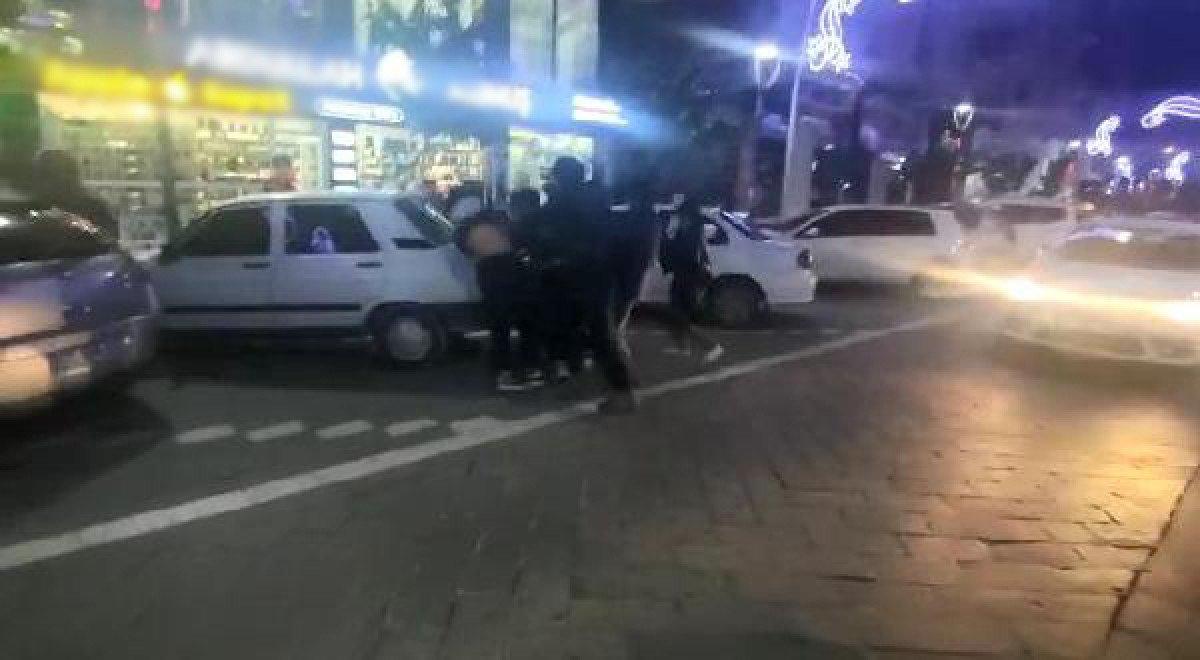 Şanlıurfa’da, sokak ortasında kavgayı vatandaşlar ayırdı