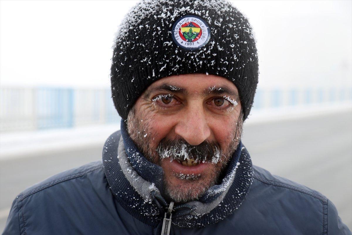 Ağrı'da dışarı çıkanların kirpikleri kırağı tuttu