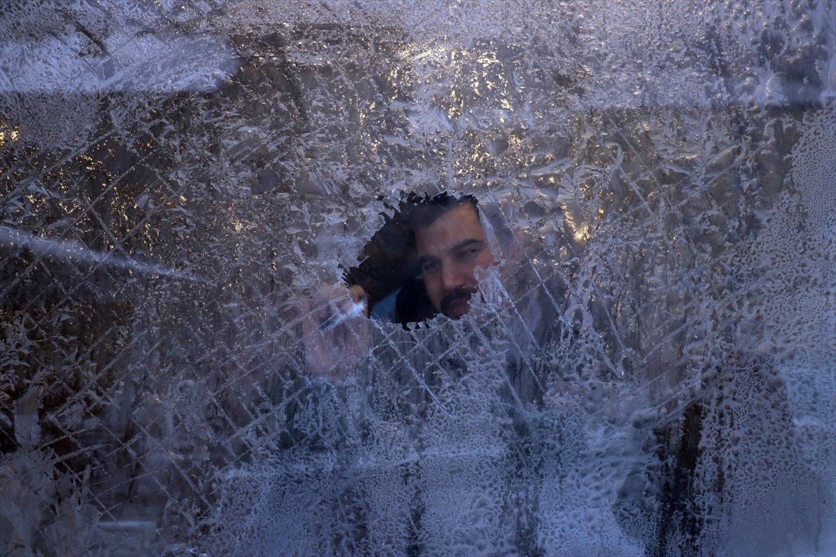 Ağrı'da dışarı çıkanların kirpikleri kırağı tuttu