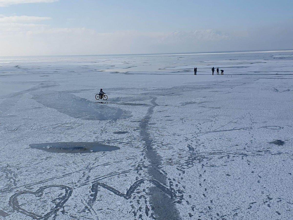 Konya'da buz tutan gölde bisiklet sürdüler