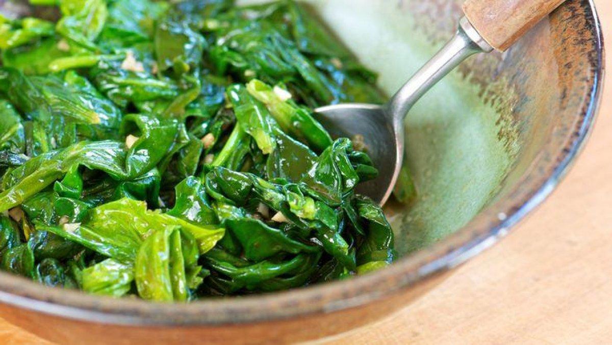 Ispanak yedikten sonra neden ağzımız kamaşır? O hissin nedeni meğer...