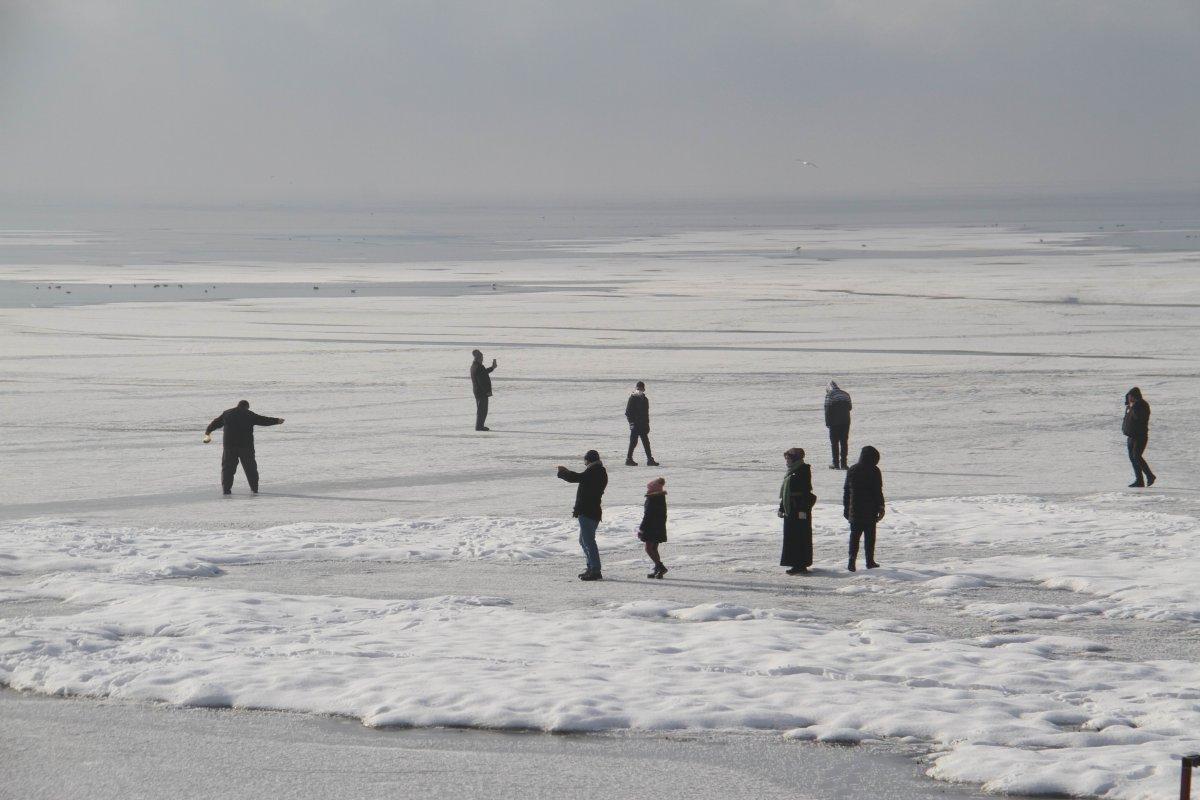 Konya'da buz tutan gölde bisiklet sürdüler