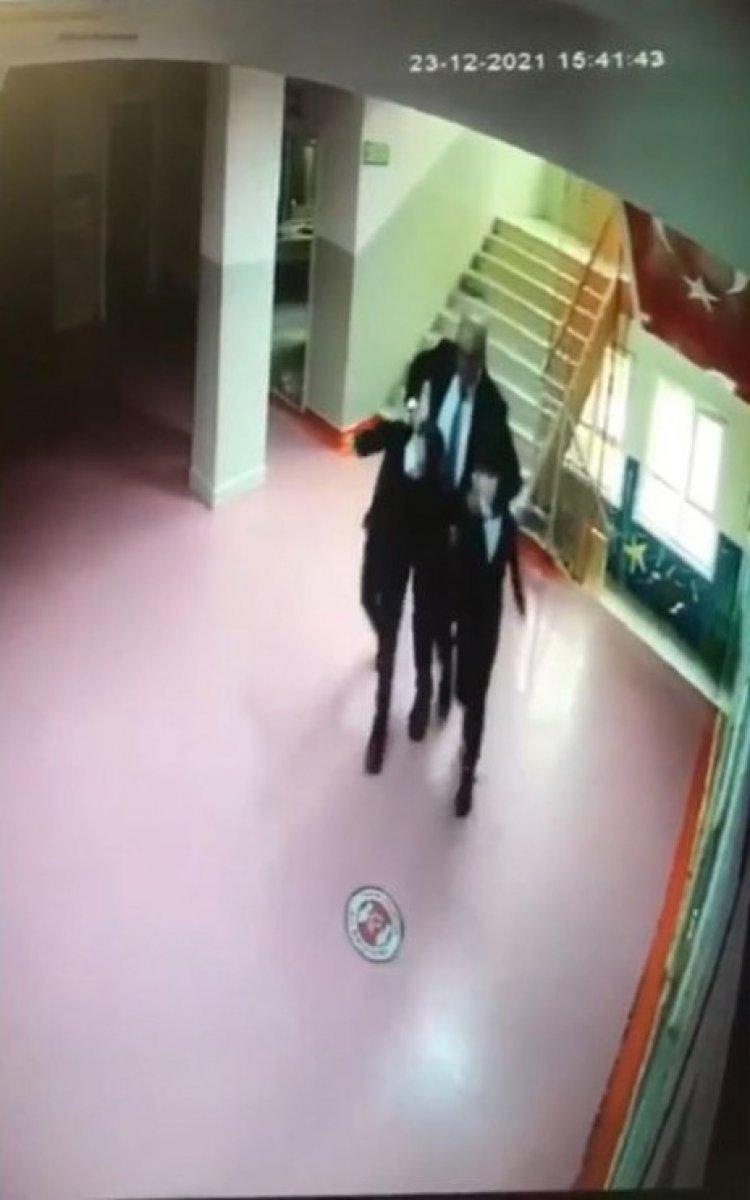 Kadıköy'deki ilkokul müdürü, öğrencileri darbetti