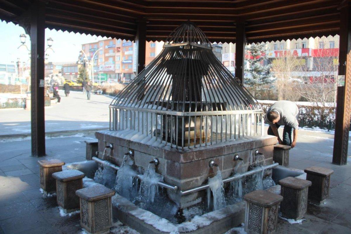 Erzurum'da şadırvanlar buz tuttu