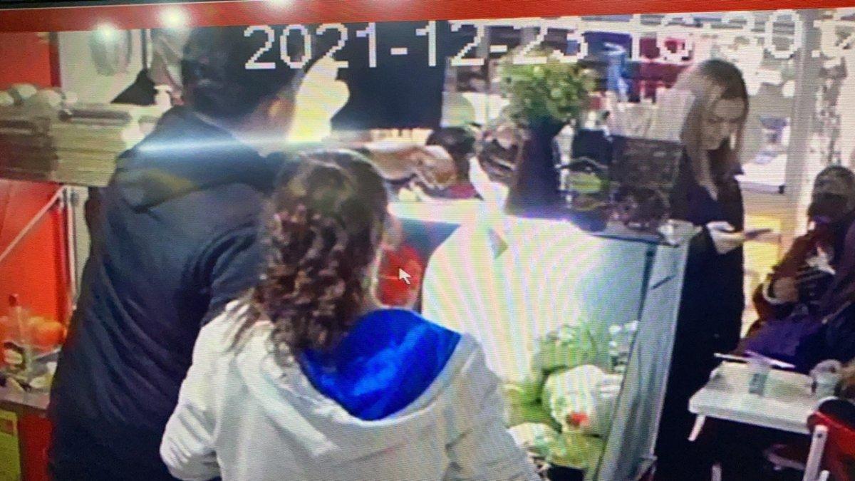 Kocaeli'deki çiğ köftecide tırnakçılık yapan kadınlar kamerada