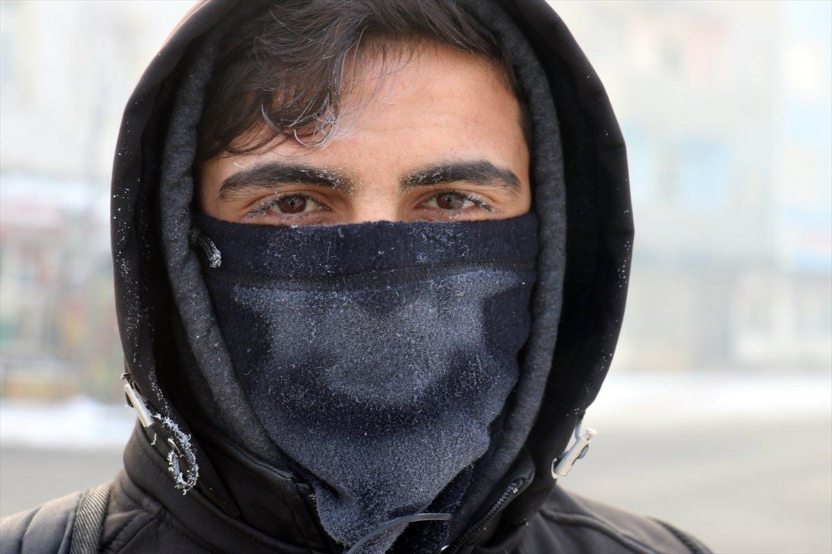 Ağrı'da dışarı çıkanların kirpikleri kırağı tuttu