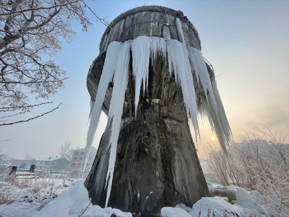 Ağrı'da dışarı çıkanların kirpikleri kırağı tuttu