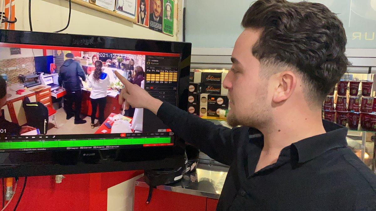 Kocaeli'deki çiğ köftecide tırnakçılık yapan kadınlar kamerada