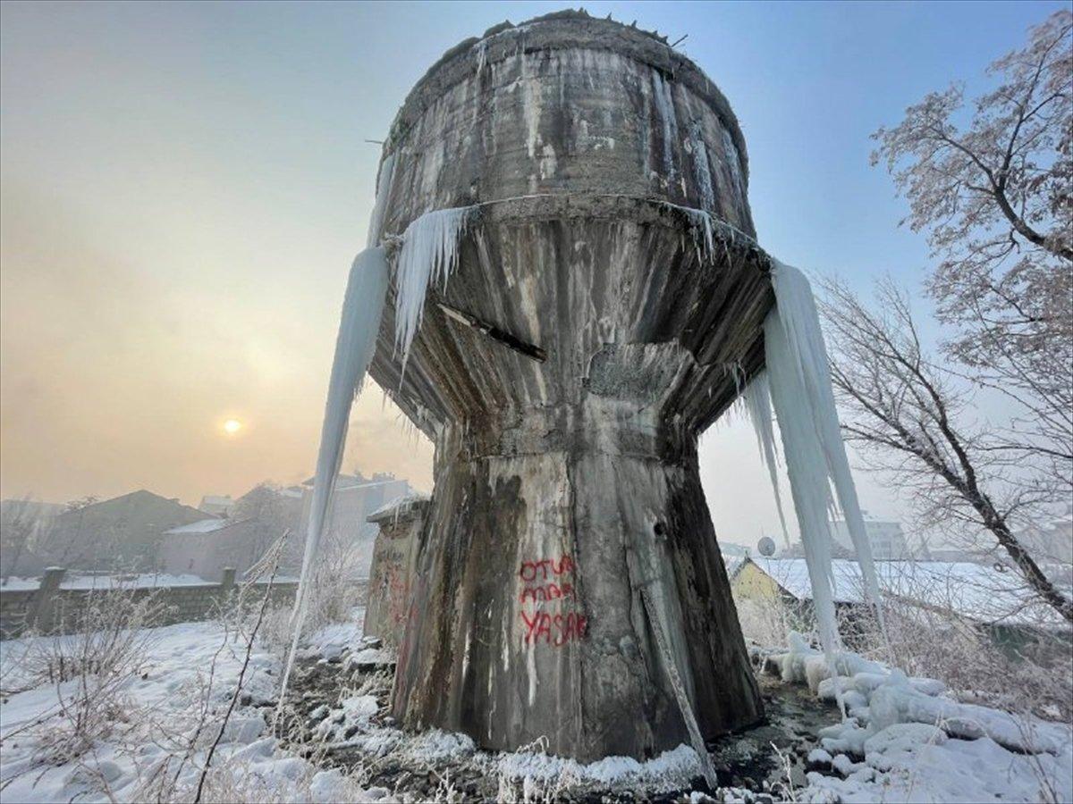 Ağrı'da dışarı çıkanların kirpikleri kırağı tuttu
