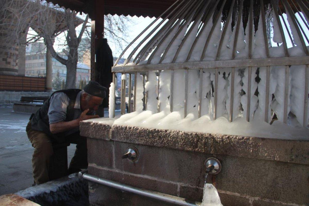 Erzurum'da şadırvanlar buz tuttu