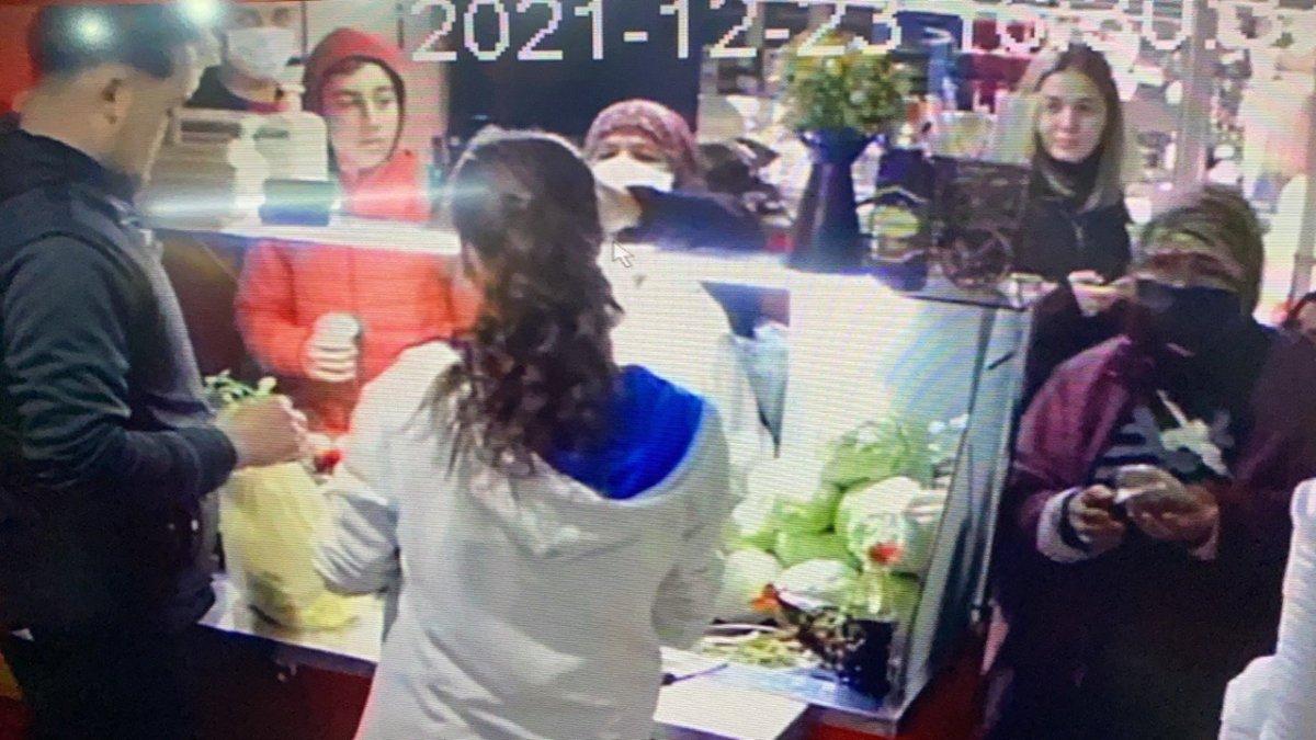 Kocaeli'deki çiğ köftecide tırnakçılık yapan kadınlar kamerada