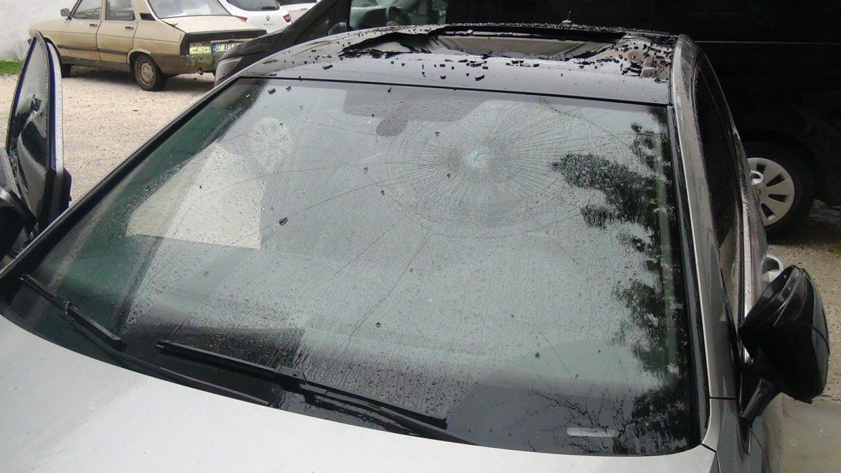 Antalya'da park halindeki aracı parçaladılar