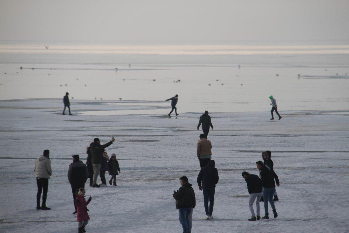 Konya'da buz tutan gölde bisiklet sürdüler