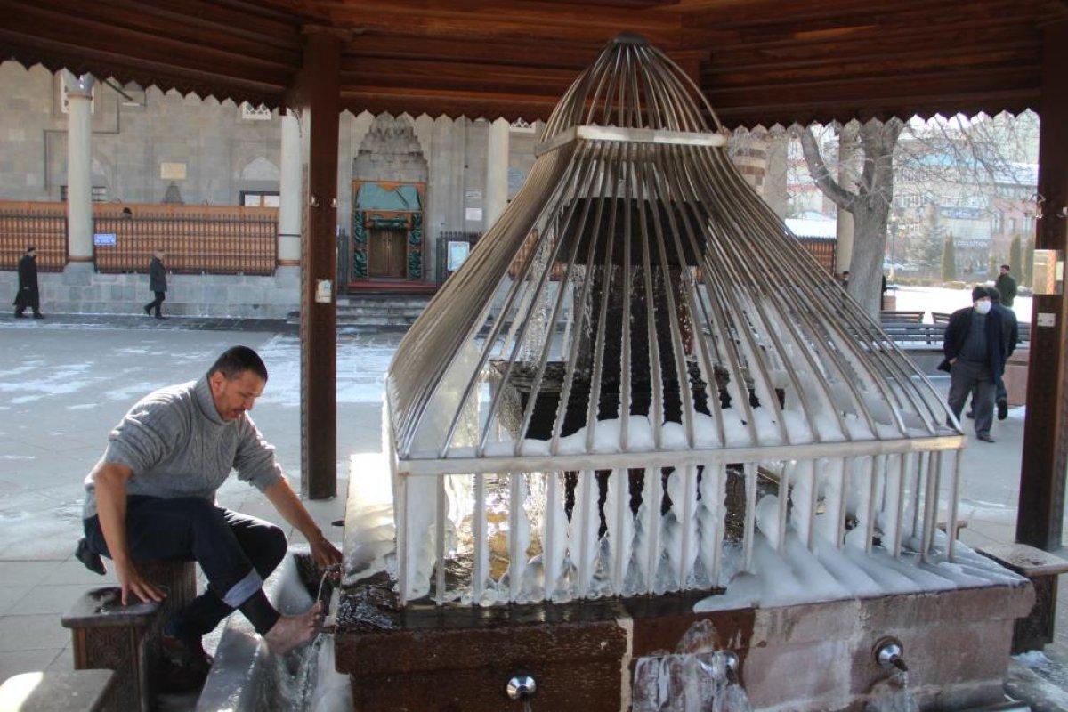 Erzurum'da şadırvanlar buz tuttu