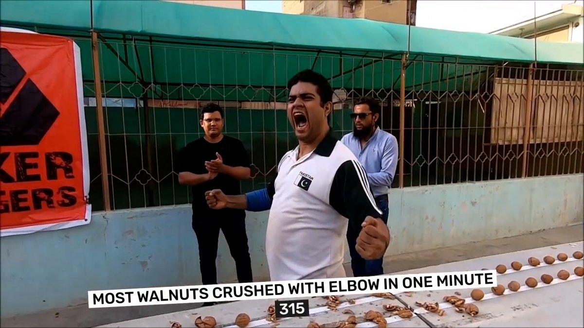 Dirseğiyle 315 cevizi 1 dakikada kıran Pakistanlı